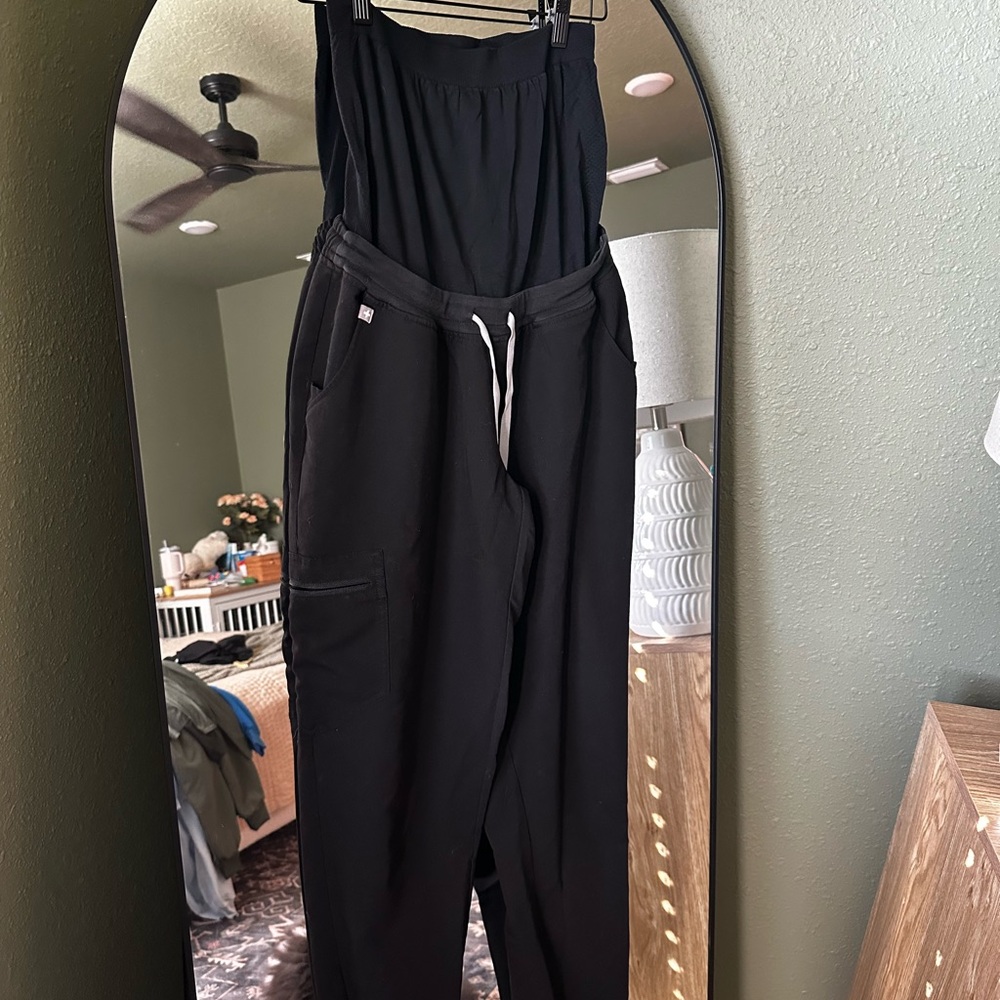 Figs Women’s Black Maternity Jogger Scrub Pant - S Tall